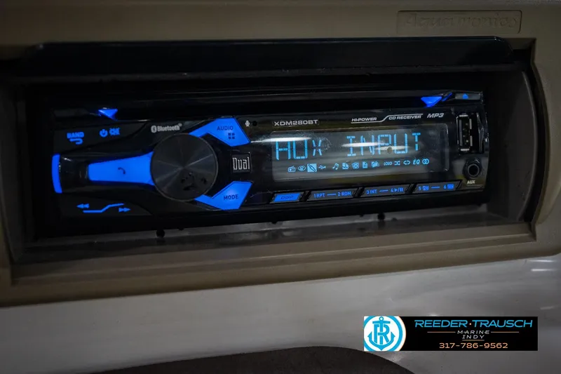 Slide: The Image of 2005 Tahoe Q4 stereo system with AUX input display, featuring Bluetooth and MP3 capabilities. - 32