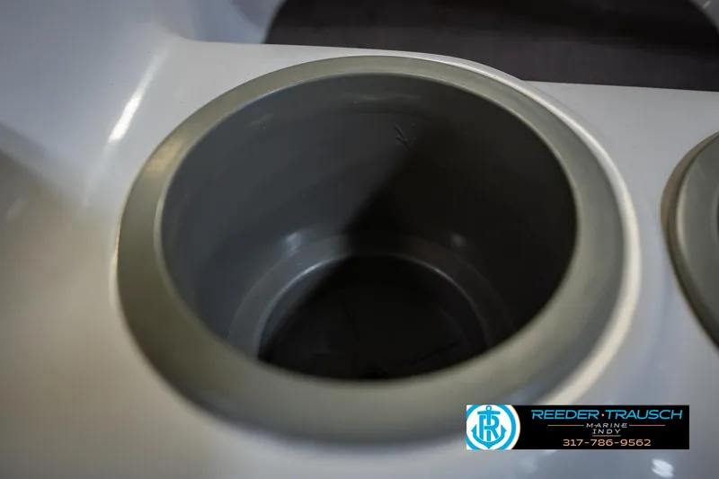 Slide: The Image of Cup holder in a 2005 Tahoe Q4 boat, featuring Reeder Trausch Marine branding. - 39