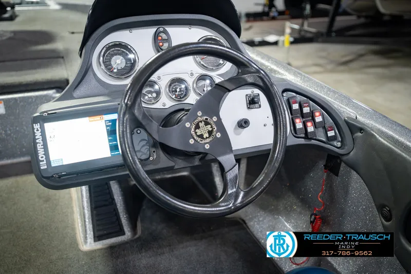 Slide: The Image of 2007 Ranger 188 VS boat dashboard with steering wheel and Lowrance display. - 31