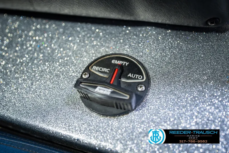 Slide: The Image of Control panel on a 2007 Ranger 188 VS boat with glittery surface. - 40