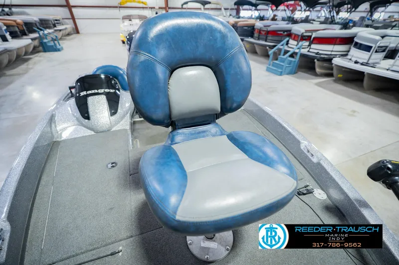 Slide: The Image of 2007 Ranger 188 VS boat seat in showroom, featuring blue and gray upholstery. - 46