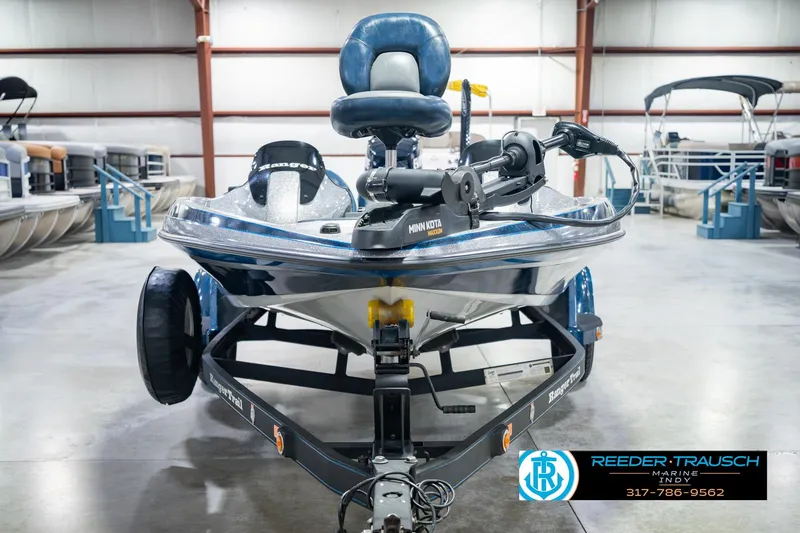 Slide: The Image of 2007 Ranger 188 VS boat with Minn Kota motor in showroom. - 7