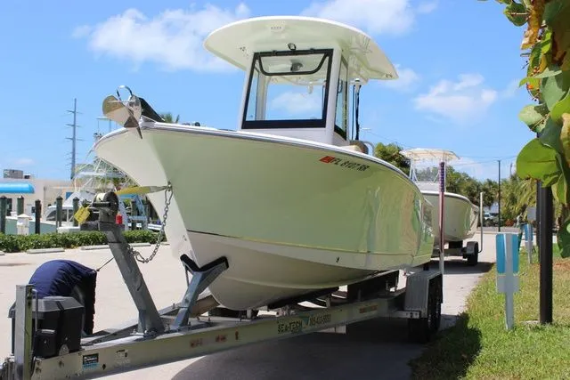 Slide: The Image of Sea Hunt Ultra 235 SE 2018 - 11