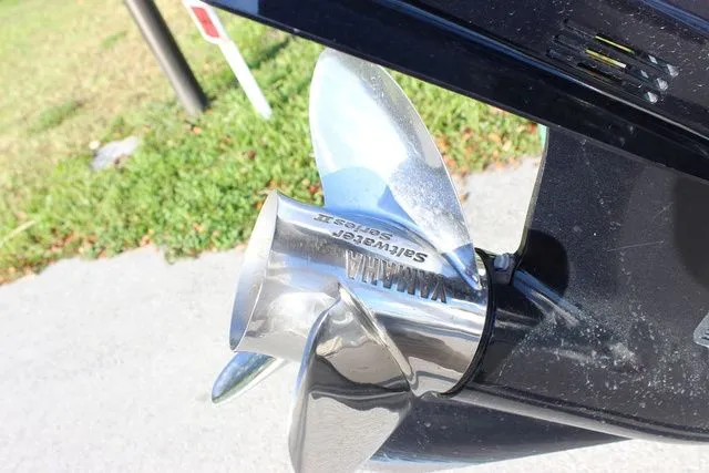 Slide: The Image of Yamaha outboard motor propeller on Pathfinder 2200 TRS 2024. - 29