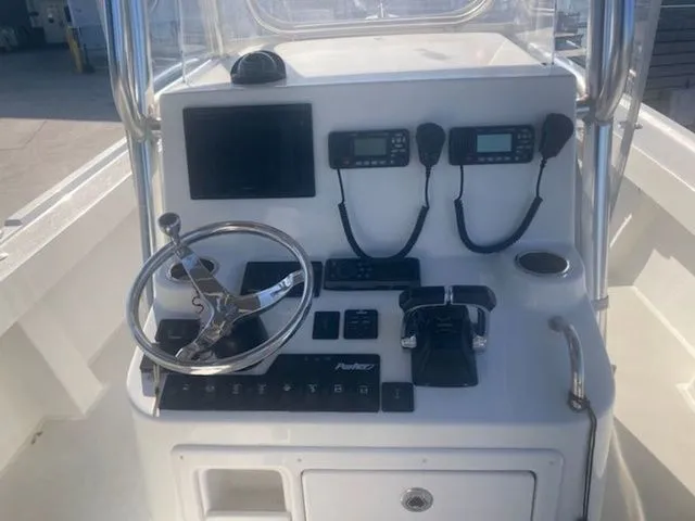 Slide: The Image of Parker Marine 2501 Center Console 2015 - 6