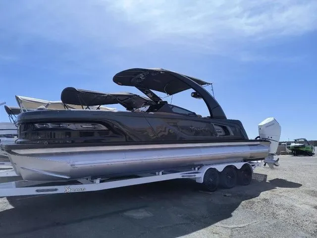 The Image of Tahoe Grand Tahoe Elite Windshield 27 FT 2026 - 1