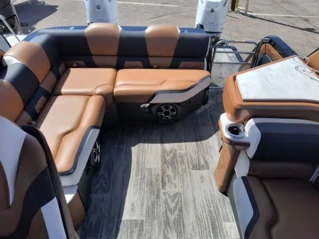 Slide: The Image of Tahoe Grand Tahoe Elite Windshield 27 FT 2026 - 10