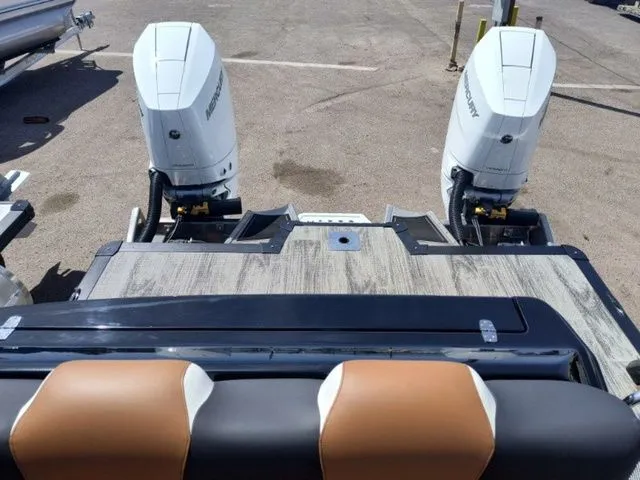 Slide: The Image of Tahoe Grand Tahoe Elite Windshield 27 FT 2026 - 11