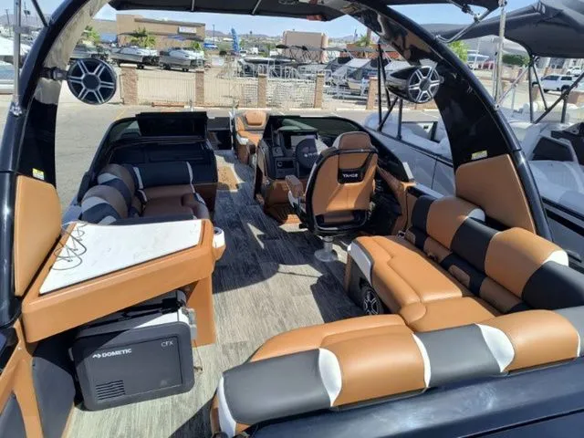 Slide: The Image of Tahoe Grand Tahoe Elite Windshield 27 FT 2026 - 12