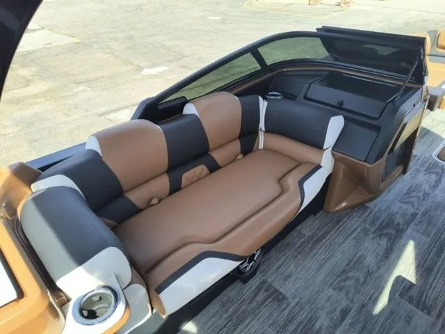 Slide: The Image of Tahoe Grand Tahoe Elite Windshield 27 FT 2026 - 13