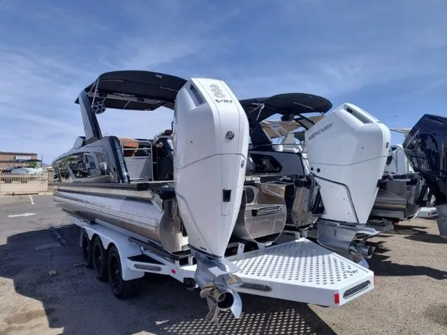 Slide: The Image of Tahoe Grand Tahoe Elite Windshield 27 FT 2026 - 4