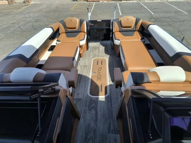 Slide: The Image of Tahoe Grand Tahoe Elite Windshield 27 FT 2026 - 5