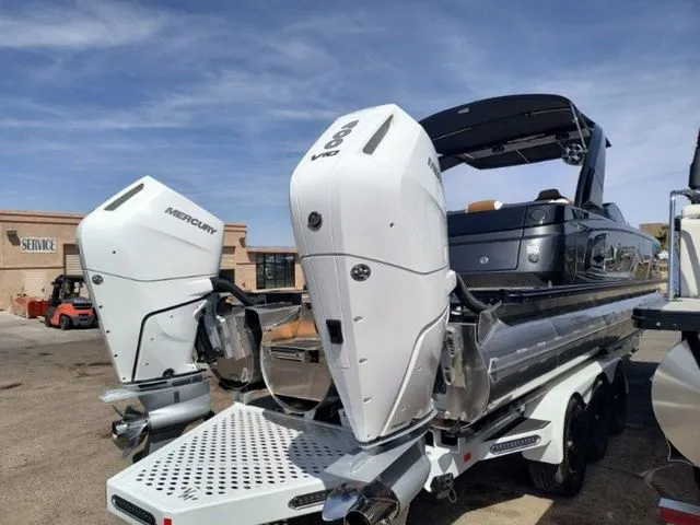 Slide: The Image of Tahoe Grand Tahoe Elite Windshield 27 FT 2026 - 6