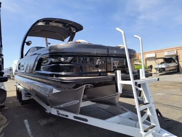 Slide: The Image of Tahoe Grand Tahoe Elite Windshield 27 FT 2026 - 7