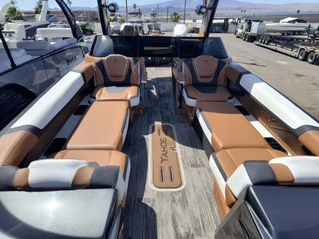 Slide: The Image of Tahoe Grand Tahoe Elite Windshield 27 FT 2026 - 8