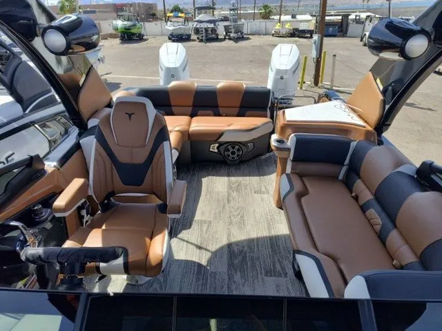 Slide: The Image of Tahoe Grand Tahoe Elite Windshield 27 FT 2026 - 9