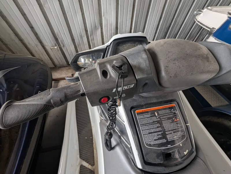 Slide: The Image of Handlebars of a 2016 Yamaha VX1050A-RB jet ski. - 3