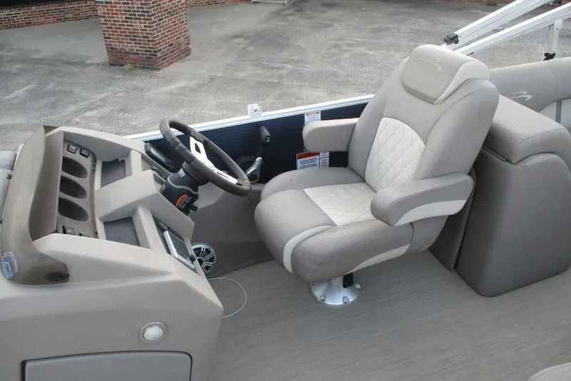 Slide: The Image of Captain's chair and helm of 2018 Bennington 22SSRXP pontoon boat. - 11