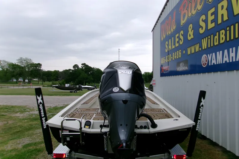 Slide: The Image of 2026 Xpress H22B Bay boat with Yamaha engine at dealership. - 4