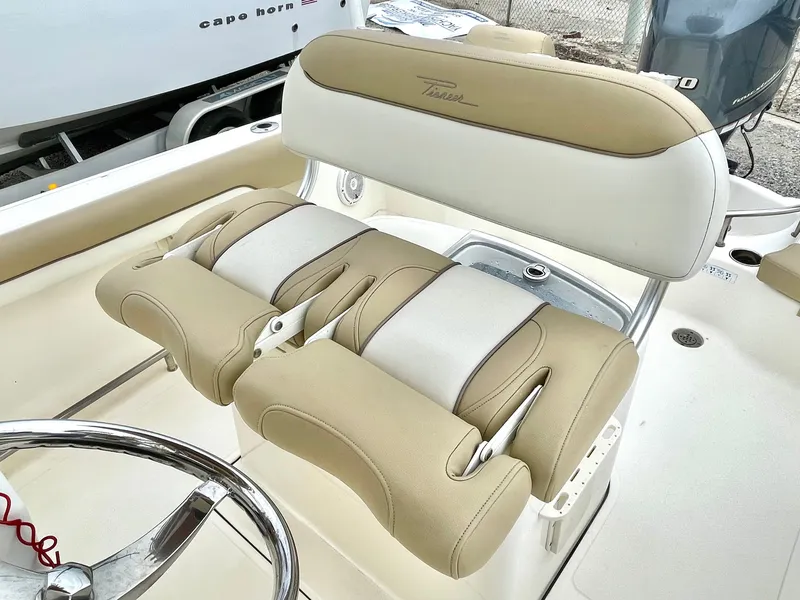 Slide: The Image of Pioneer 2020 202 Sportfish boat seat in beige and white. - 18