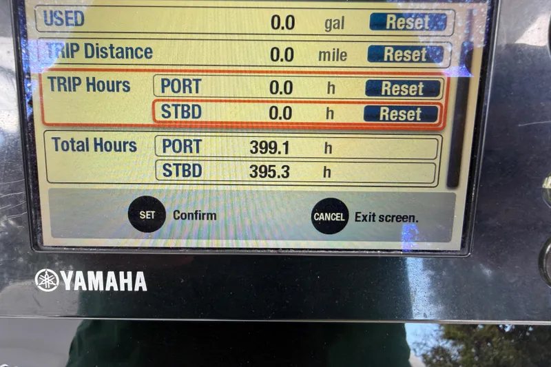 Slide: The Image of Yamaha display showing trip and total hours for Robalo R300 Center Console, 2015 model. - 20