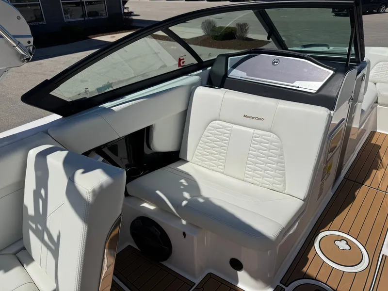 Slide: The Image of MasterCraft X24 2022 - 10