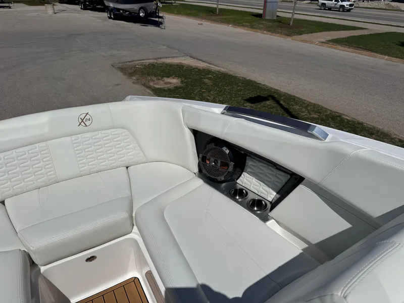 Slide: The Image of MasterCraft X24 2022 - 12