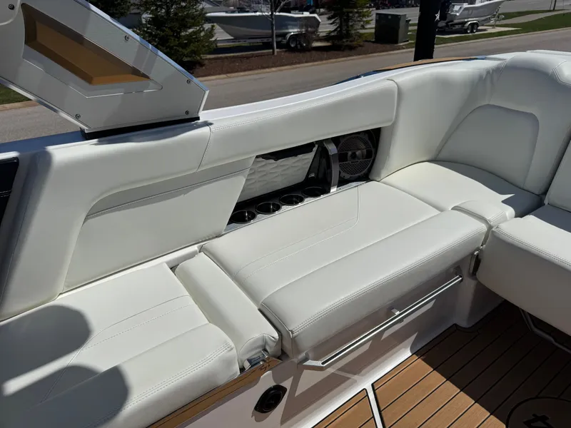 Slide: The Image of MasterCraft X24 2022 - 15