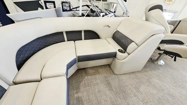 Slide: The Image of Bennington SX 22 Premium 2019 - 12