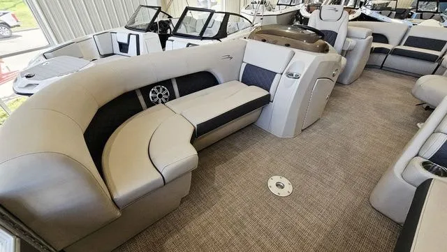 Slide: The Image of Bennington SX 22 Premium 2019 - 8