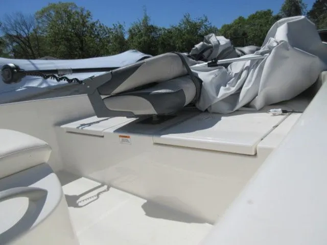 Slide: The Image of Bayliner Element F-18 Center Console Bay Boat / 115 Mercury 2016 - 10