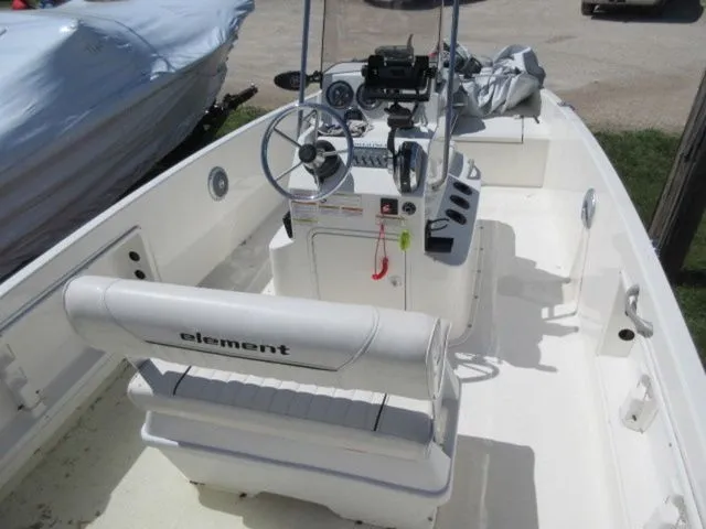 Slide: The Image of Bayliner Element F-18 Center Console Bay Boat / 115 Mercury 2016 - 14