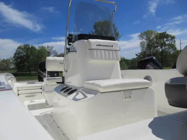 Slide: The Image of Bayliner Element F-18 Center Console Bay Boat / 115 Mercury 2016 - 9