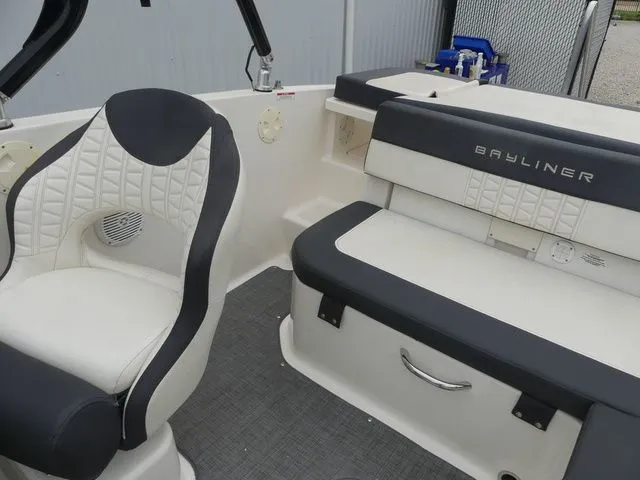 Slide: The Image of Bayliner VR5 BR 2020 - 20