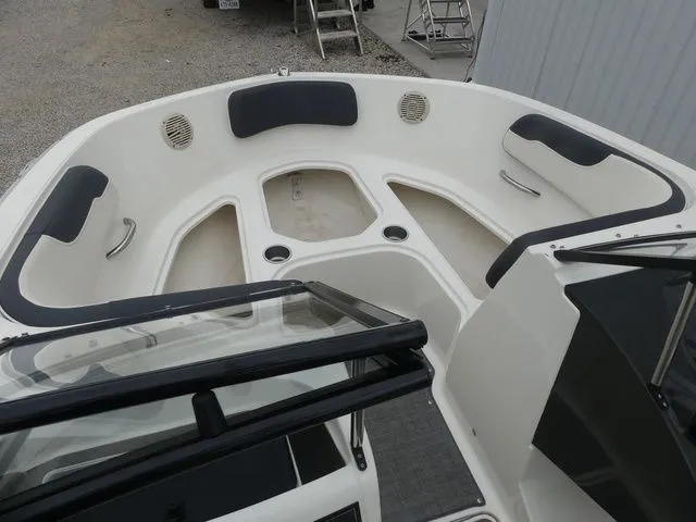 Slide: The Image of Bayliner VR5 BR 2020 - 22