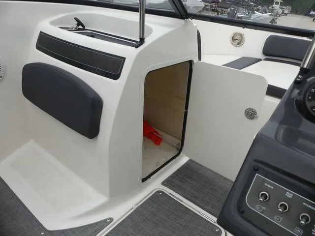 Slide: The Image of Bayliner VR5 BR 2020 - 25