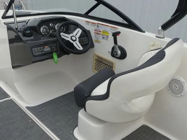 Slide: The Image of Bayliner VR5 BR 2020 - 31