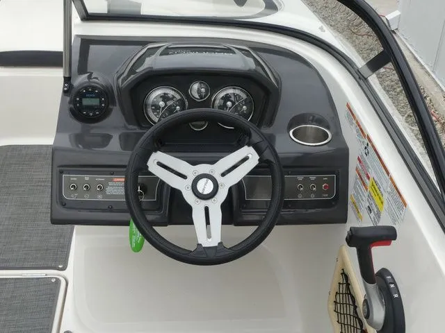 Slide: The Image of Bayliner VR5 BR 2020 - 32