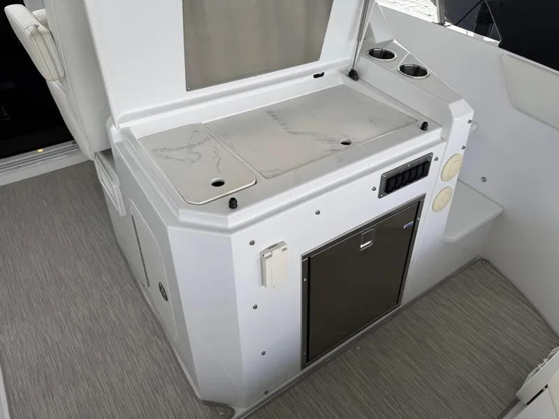 Slide: The Image of Cruisers Yachts 390 Express Cruiser 2021 - 10