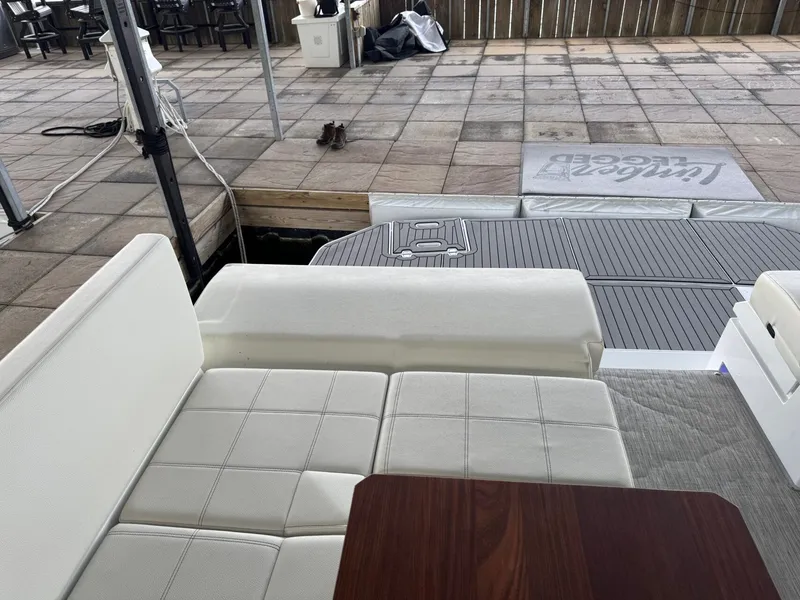 Slide: The Image of Cruisers Yachts 390 Express Cruiser 2021 - 16