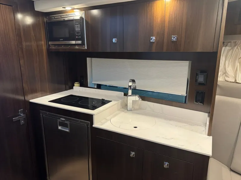 Slide: The Image of Cruisers Yachts 390 Express Cruiser 2021 - 24