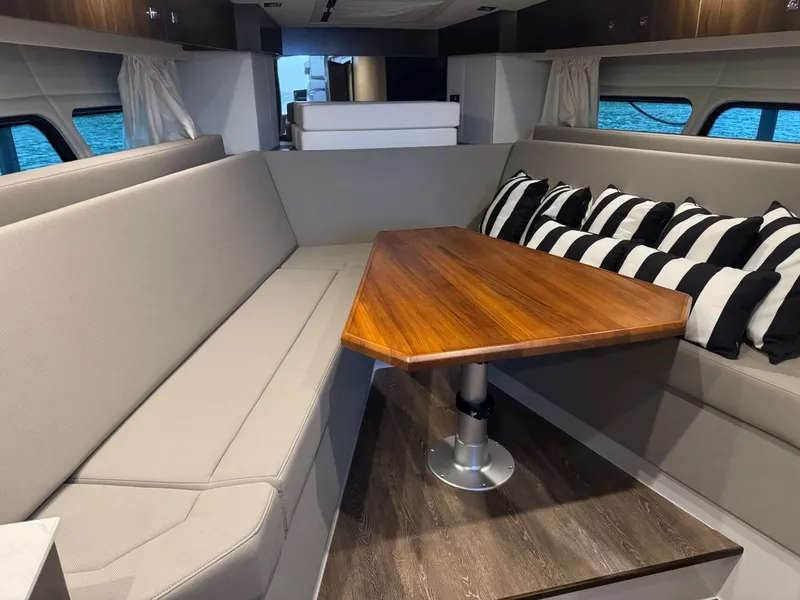 Slide: The Image of Cruisers Yachts 390 Express Cruiser 2021 - 25