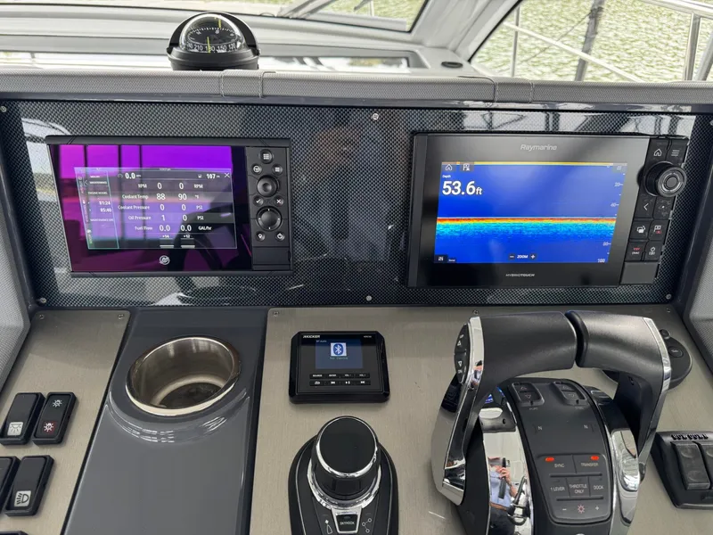 Slide: The Image of Cruisers Yachts 390 Express Cruiser 2021 - 6