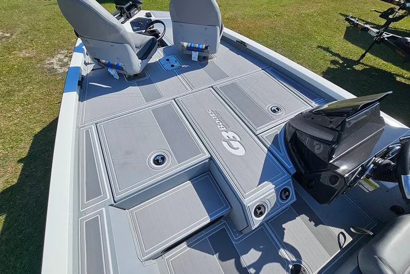 Slide: The Image of 2026 G3 Sportsman 1810 SE boat deck with seating and motor, displayed on grass. - 20