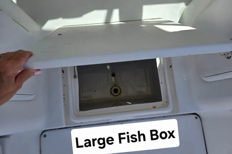 Slide: The Image of Large fish box on 2003 Seaswirl Striper 2301 Walkaround OB boat. - 13