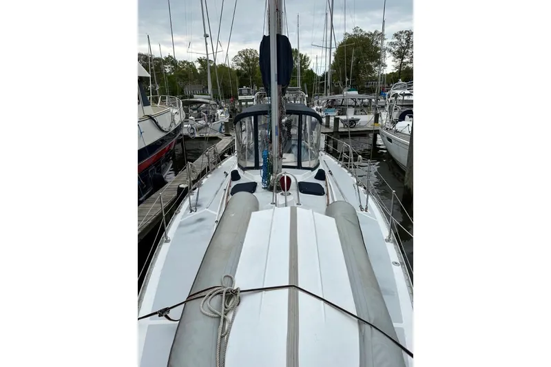 Slide: The Image of Diagram and specifications of 1989 Hylas 44 yacht, featuring layout and equipment details. - 44