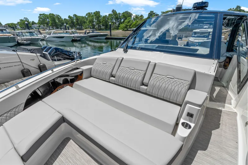 Slide: The Image of Sea Ray Sundancer 370 Outboard 2026 - 40