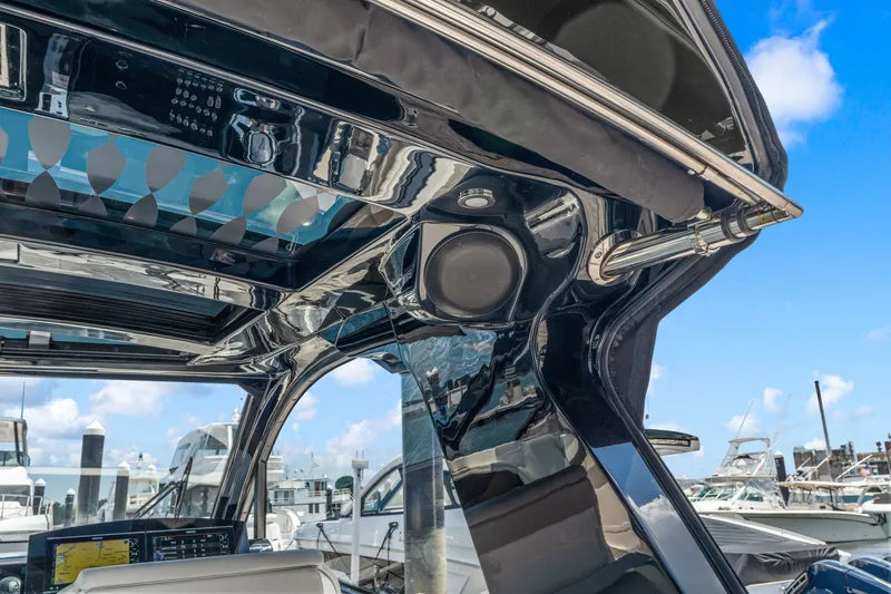 Slide: The Image of Sea Ray Sundancer 370 Outboard 2026 - 15
