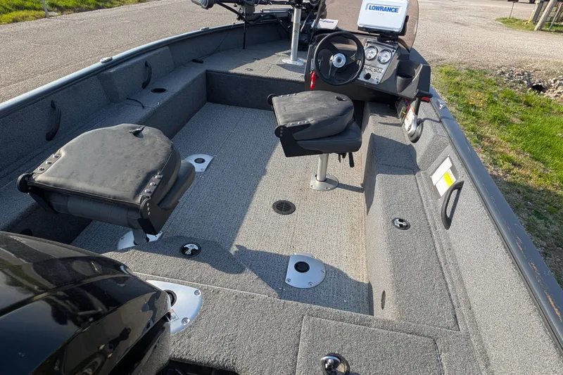 Slide: The Image of 2022 Tracker Pro Guide V-16 SC boat interior with seating and steering console. - 91