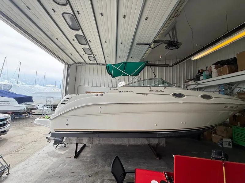 The Image of 2000 Sea Ray Sundancer 260 boat in storage facility. - 0